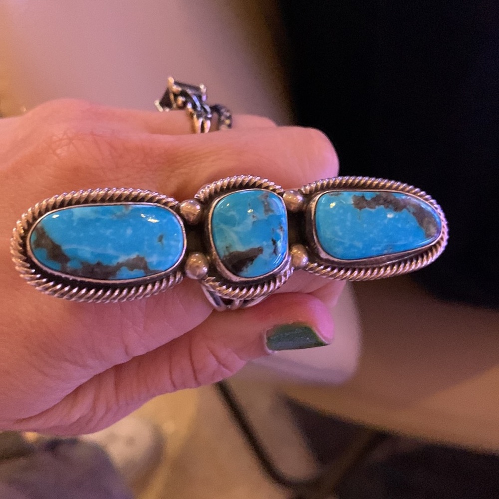 Navajo turquoise ring ONE OF A KIND (see measurement for size please )